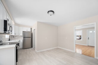 81 W Pontiac St in Warwick, RI - Building Photo - Building Photo