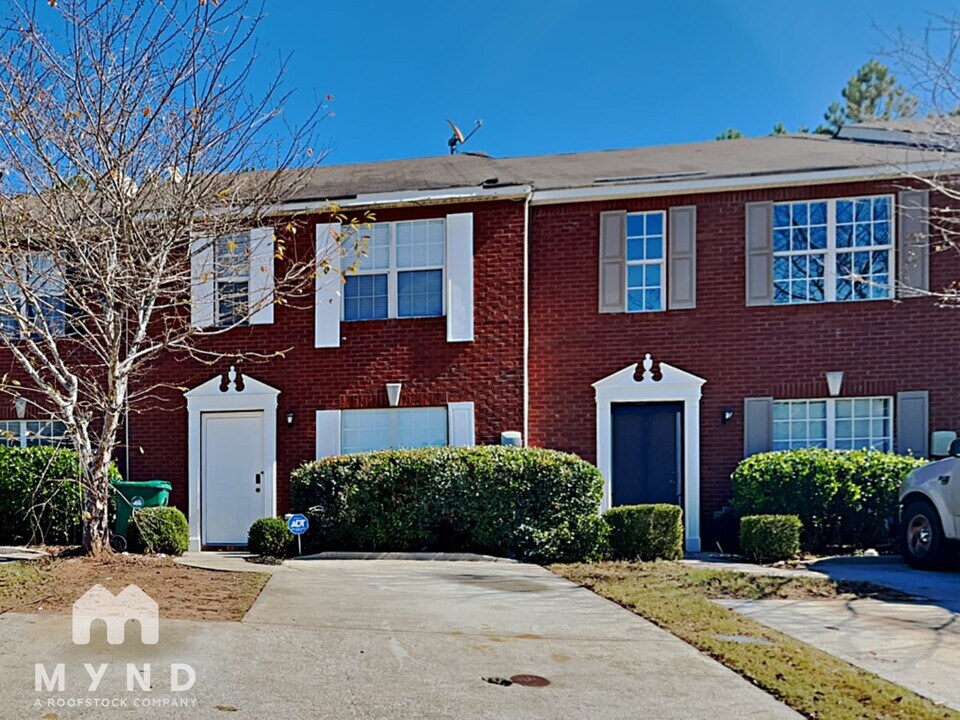 5757 Strathmoor Manor Cir in Lithonia, GA - Building Photo