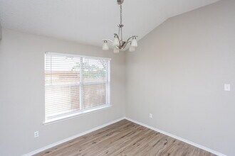 2213 Whispering Wind St in Fort Worth, TX - Foto de edificio - Building Photo