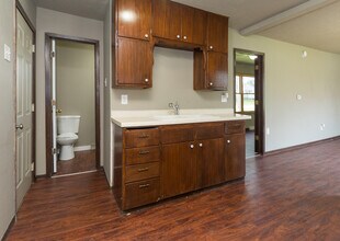 6118 SW 2nd St in Des Moines, IA - Building Photo - Building Photo