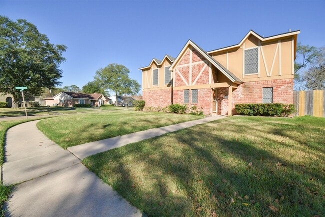 13915 Roundstone Ln in Houston, TX - Building Photo - Building Photo