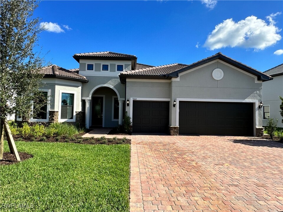 9260 Cormorant Dr in Naples, FL - Building Photo