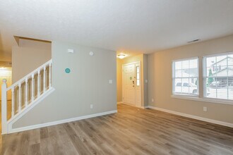 10440 Wintergreen Way in Indianapolis, IN - Foto de edificio - Building Photo