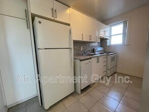 2 Balsam Ave S in Hamilton, ON - Building Photo - Building Photo