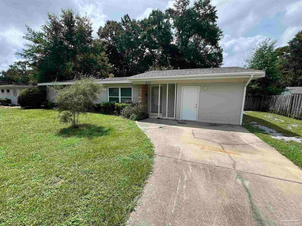 6123 Hilltop Rd in Pensacola, FL - Foto de edificio