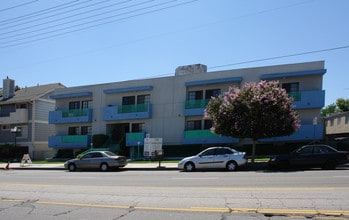 21330 Parthenia St in Canoga Park, CA - Foto de edificio - Building Photo