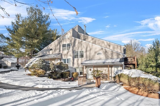 1104 Evergreen Ct in Woodbury, NY - Building Photo - Building Photo