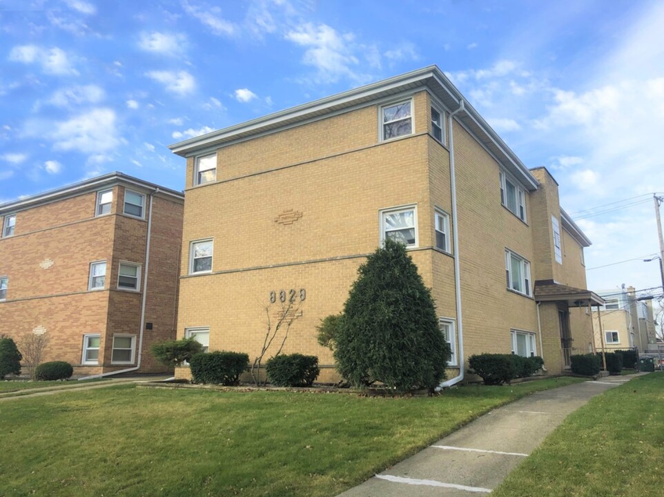 8828 N Wisner St in Niles, IL - Building Photo