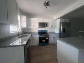 1353 Lakeview Rd in Clearwater, FL - Building Photo