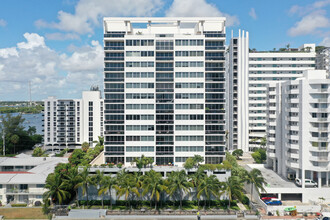 Blue Bay Tower in North Bay Village, FL - Building Photo - Building Photo