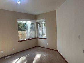 6152 NE 194th Pl in Kenmore, WA - Building Photo - Building Photo