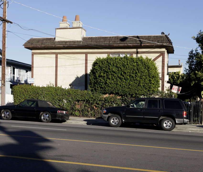 6928 Laurel Canyon Blvd in North Hollywood, CA - Building Photo