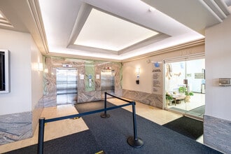 Château Maisonneuve in Westmount, QC - Building Photo - Lobby