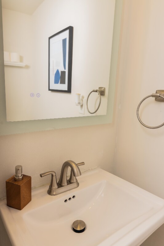 222 Florida Ave NW in Washington, DC - Foto de edificio - Building Photo