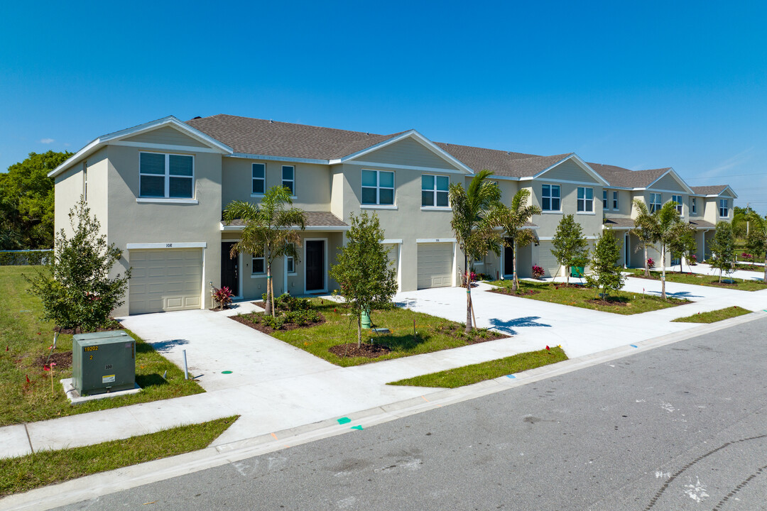 Amore Village Townhomes in Melbourne, FL - Building Photo