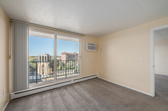 Harbour View Apartments in Lakewood, OH - Building Photo - Interior Photo