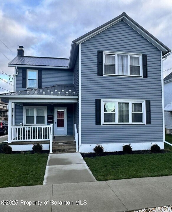 202 Barber St in Old Forge, PA - Building Photo