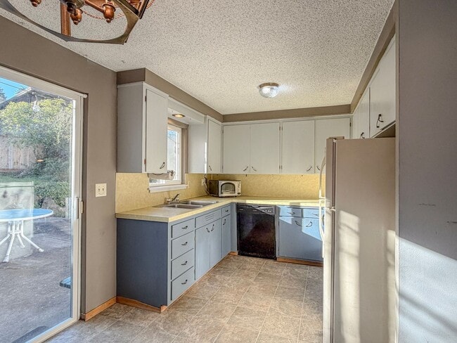 5214 Sand Point Way NE in Seattle, WA - Building Photo - Building Photo