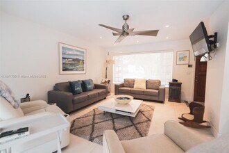 220 Buttonwood Dr in Key Biscayne, FL - Building Photo - Building Photo