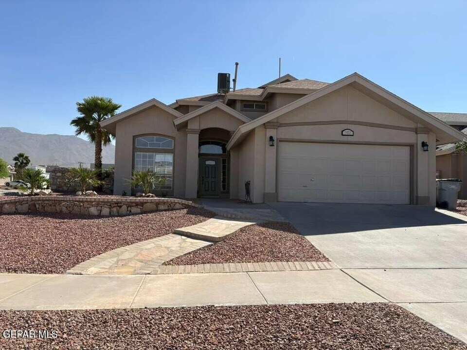 1432 Black Ridge Dr in El Paso, TX - Building Photo