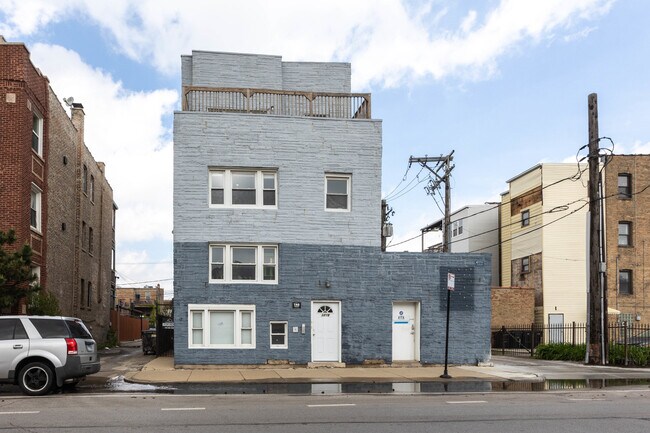 property at 3216 W Augusta Blvd