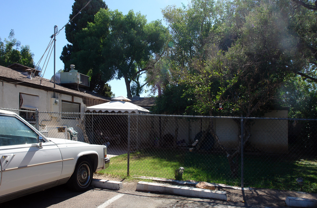 2223 W Northern Ave in Phoenix, AZ - Foto de edificio