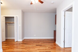 949 W Cornelia Ave, Unit 2B in Chicago, IL - Foto de edificio - Building Photo