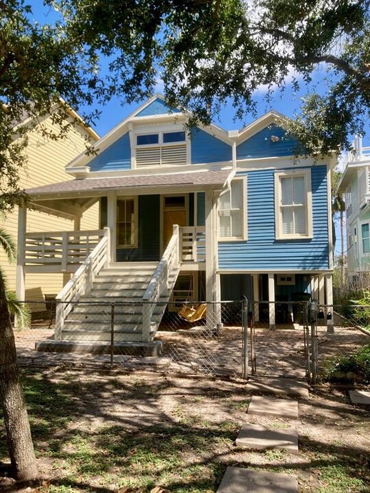 1814 Ave N 1/2 in Galveston, TX - Building Photo