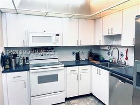 3800 Oaks Clubhouse Dr, Unit # 112 in Pompano Beach, FL - Building Photo