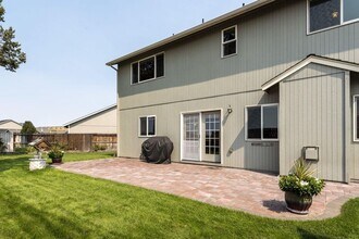 2253 NW Oak Ct in Redmond, OR - Building Photo - Building Photo