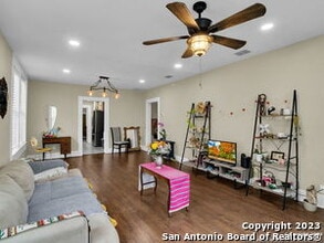 713 Aransas Ave in San Antonio, TX - Building Photo - Building Photo