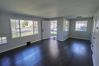 904 S Junett in Tacoma, WA - Foto de edificio - Building Photo