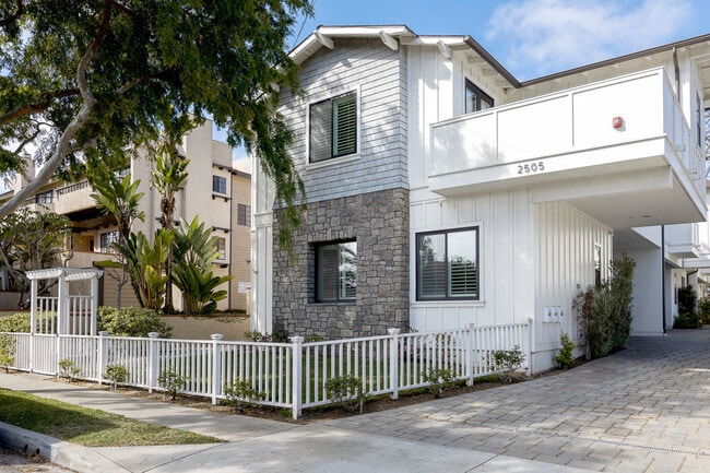 property at 2505 Grant Ave