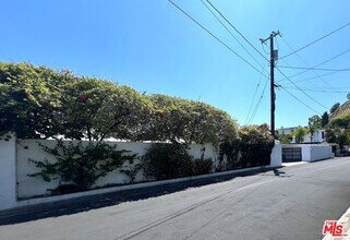 8376 Hollywood Blvd in Los Angeles, CA - Building Photo - Building Photo