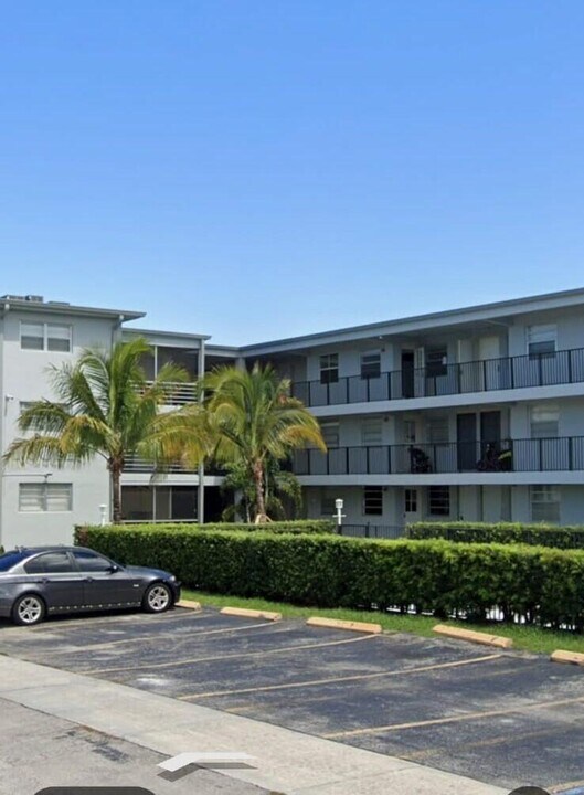 1100 NE 1st Ct in Hallandale Beach, FL - Building Photo