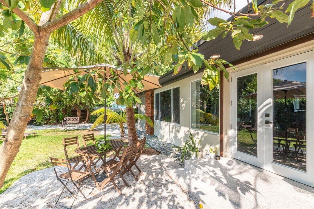 2302 Funston St in Hollywood, FL - Building Photo