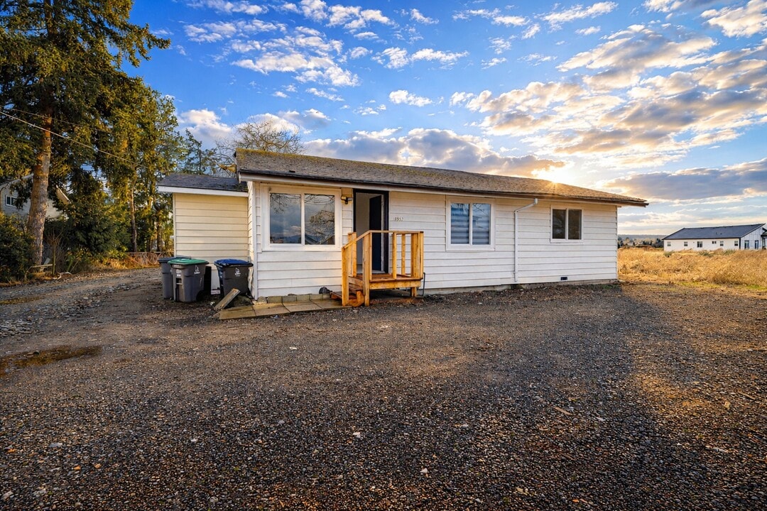 16952-16940 40 Ave in Surrey, BC - Building Photo