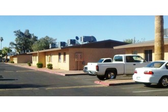 Casa Loma Apartments in Phoenix, AZ - Building Photo - Building Photo