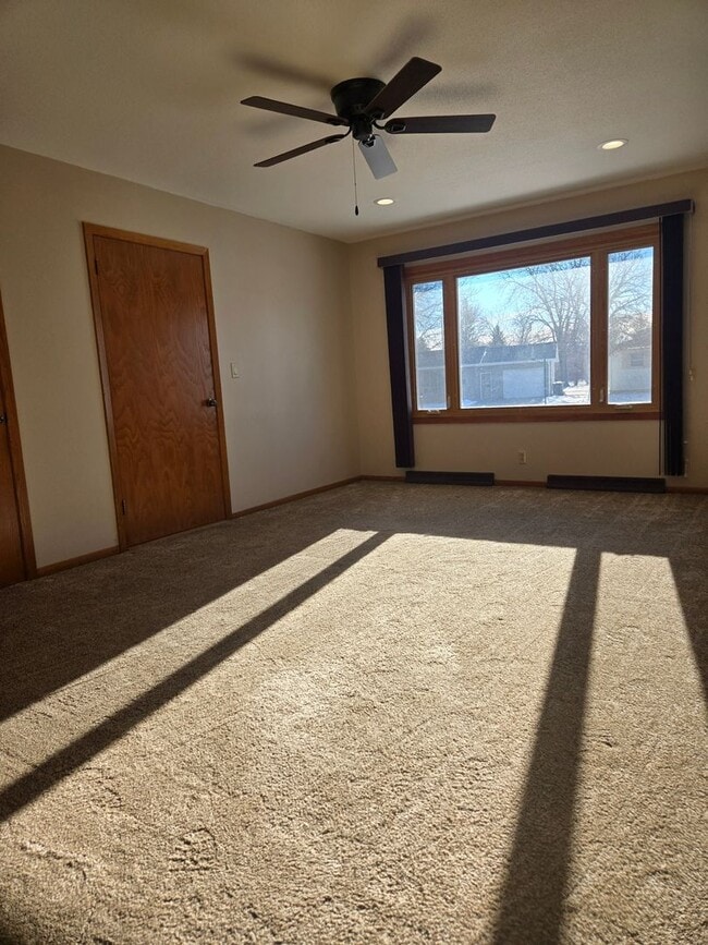 922 E 12th Ave in Mitchell, SD - Building Photo - Building Photo