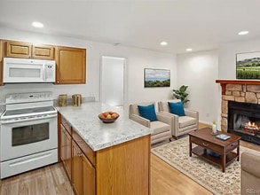 5250 S Huron Way in Littleton, CO - Foto de edificio - Building Photo