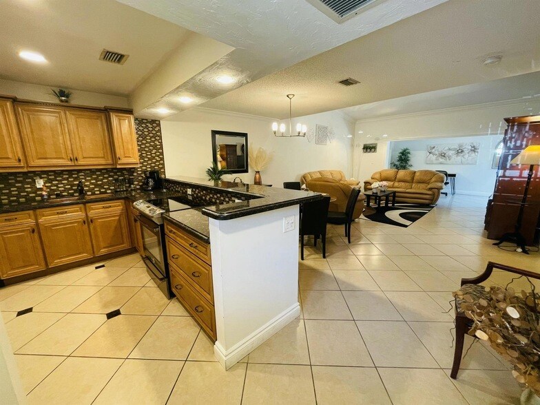 2924 NW 69th Ct in Fort Lauderdale, FL - Building Photo