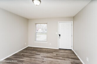 6506 Maravian Dr in Louisville, KY - Building Photo - Building Photo