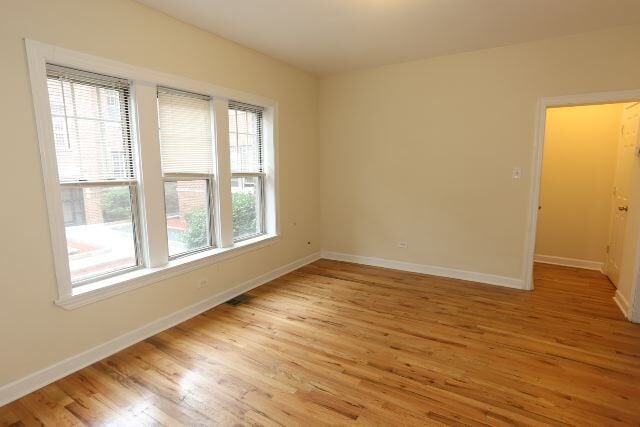 645 W Barry Ave, Unit J00P in Chicago, IL - Building Photo - Building Photo
