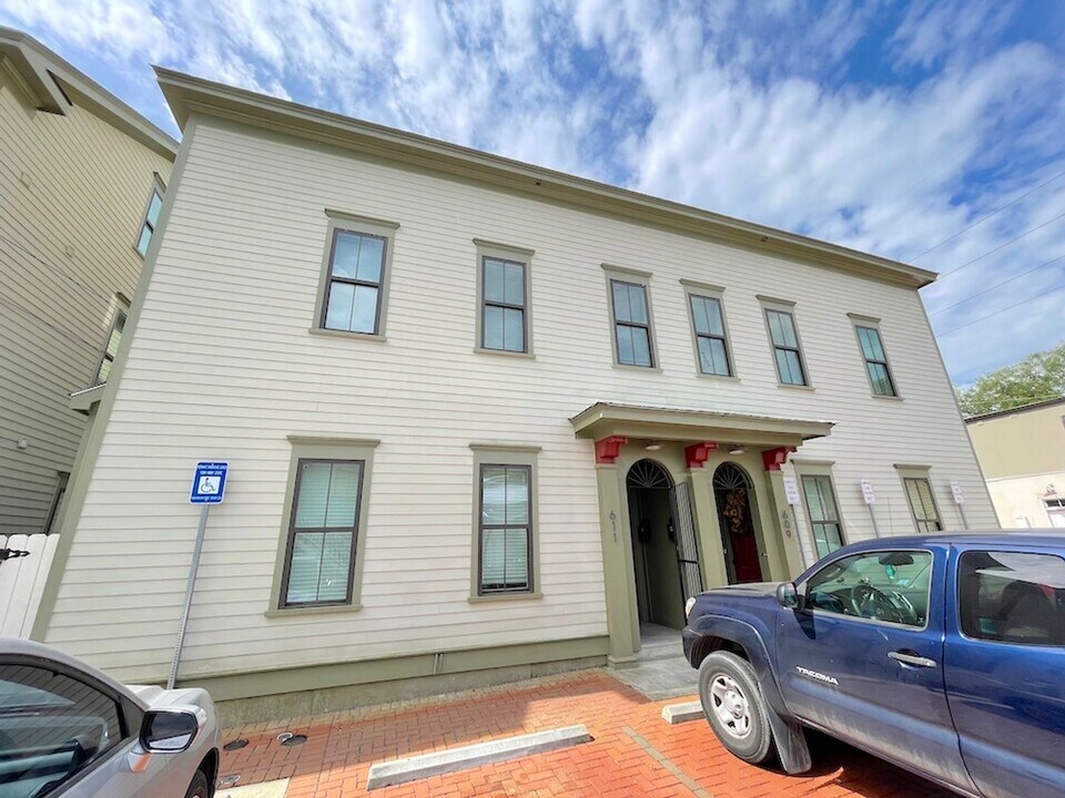 611B E Duffy Ln in Savannah, GA - Building Photo