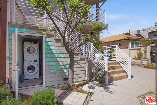 340 N La Fayette Park Pl in Los Angeles, CA - Building Photo - Building Photo