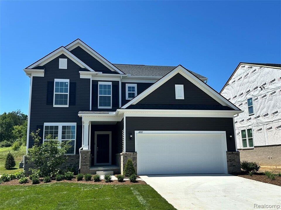 4881 Marquette Dr in Milford, MI - Building Photo