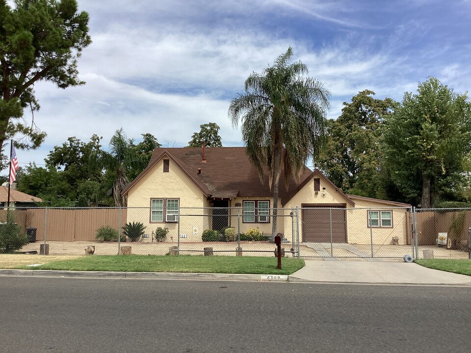 4789 E Hedges Ave in Fresno, CA - Foto de edificio