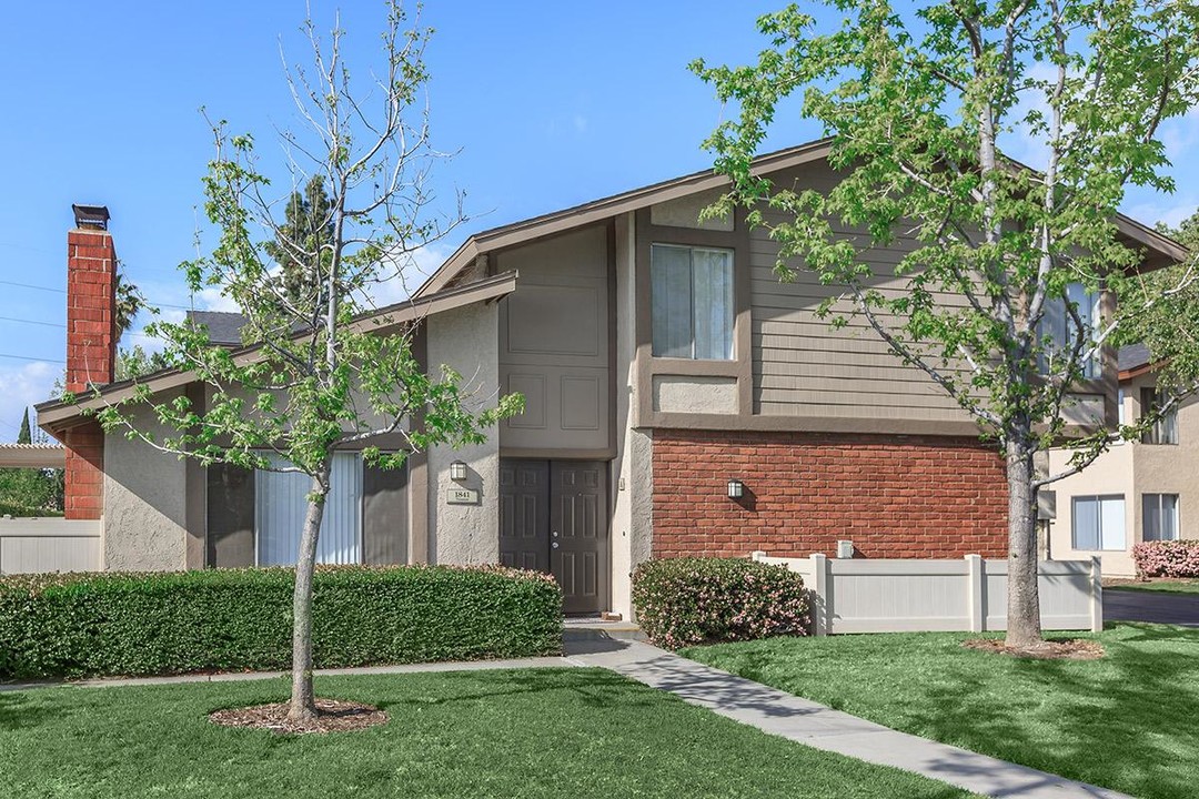 Ridgewood Village Apartment Homes in Orange, CA - Foto de edificio