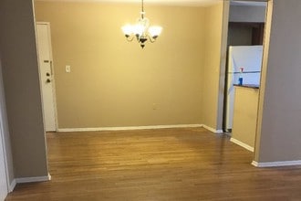 38 Woodedge Ave, Unit 2 in Edison, NJ - Foto de edificio - Building Photo