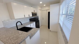 831 NW 14th Way in Fort Lauderdale, FL - Building Photo